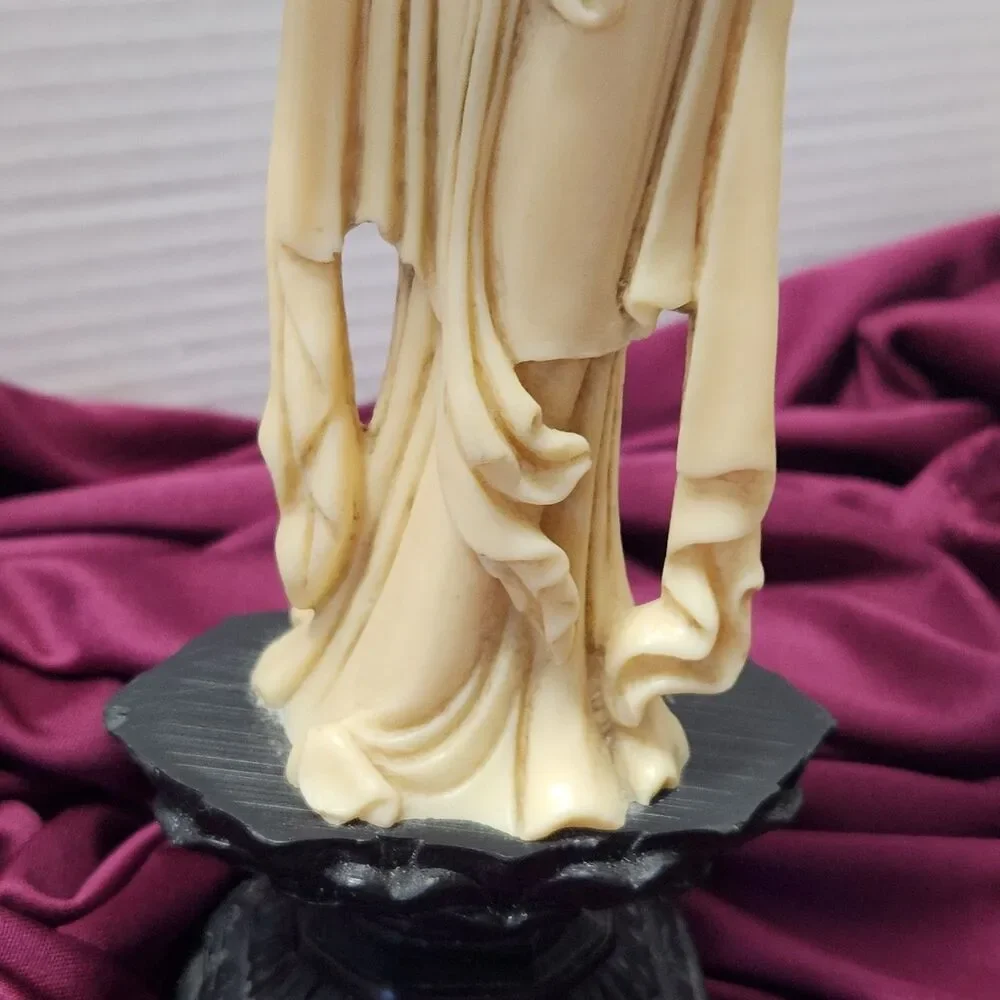 Santini Carved Resin Asian Woman Figurine Fish Seller 12